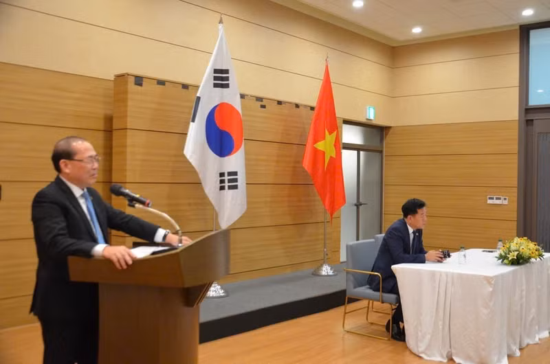 越南祖国阵线中央委员会副主席黄功水在会议上发言。