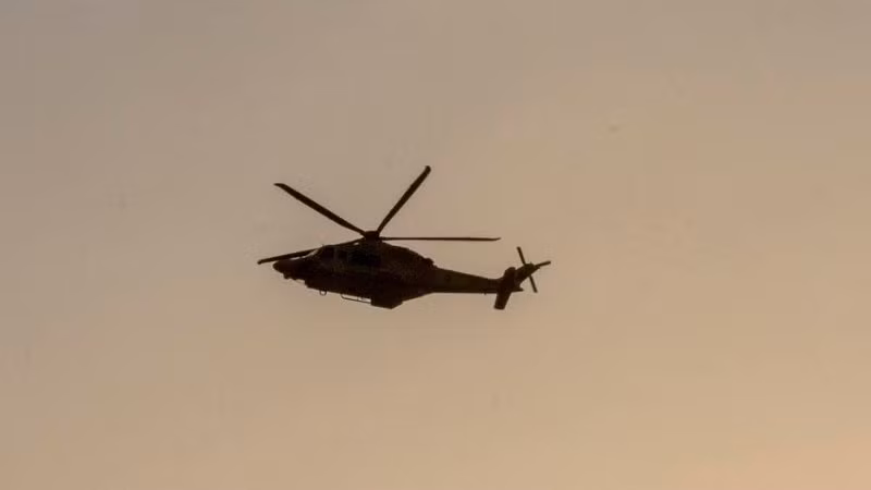 一架直升机出现在以色列于2025年9月9日对卡塔尔多哈发动空袭的现场附近。（图片来源：新华社）