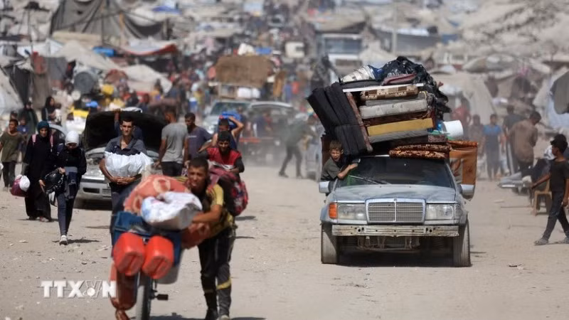 巴勒斯坦民众在加沙撤离以躲避冲突。（图片来源：新华社/越通社发）