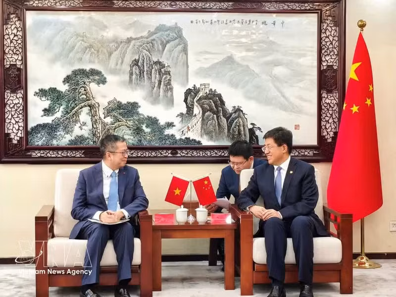 越南驻中国大使范清平（左）会见中国共青团中央书记处第一书记阿东。（图片来源：越通社）