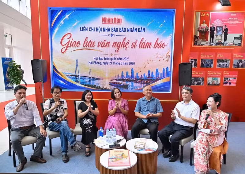 此次交流活动是《人民报》与海防市的特约撰稿人及文艺工作者们相聚、致谢的机会。