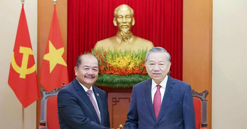 越共中央总书记苏林会见老挝政府副总理吉乔·凯坎匹吞。（图片来源：越通社）