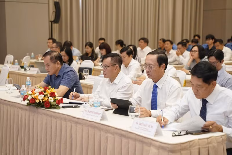 与会代表出席研讨会。