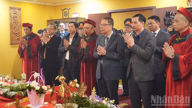 越共中央委员、老街省省委书记杨国辉，越南驻俄罗斯大使邓明魁，俄罗斯越南人组织联合会主席杜春黄等出席雄王祭祖大典。