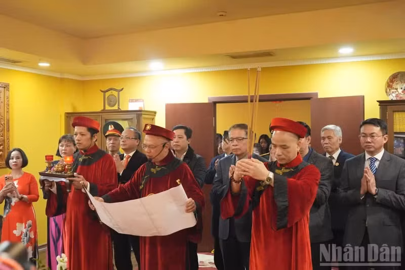 俄罗斯越南人组织联合会领导主持祭祀仪式并敬香缅怀祖先功德。（图片来源：春兴）