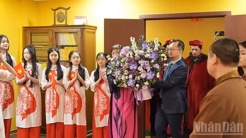 越南人在俄罗斯莫斯科的雄王祖庙前敬献鲜花。（图片来源：春兴）
