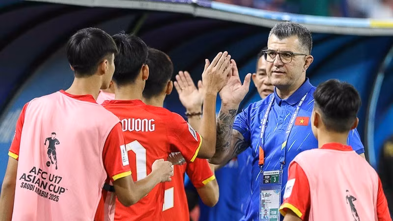 克里斯蒂亚诺·罗兰主教练携球员正全力备战将于今年11月举行的2026年U17亚洲杯预选赛。（图片来源：VFF）