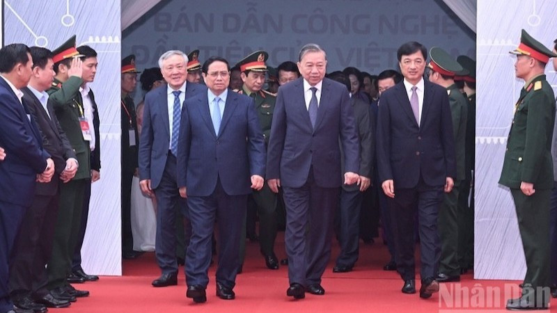 苏林总书记、范明正总理等党、国家领导人出席越南军队电信工业集团的高科技半导体芯片制造厂项目奠基仪式。