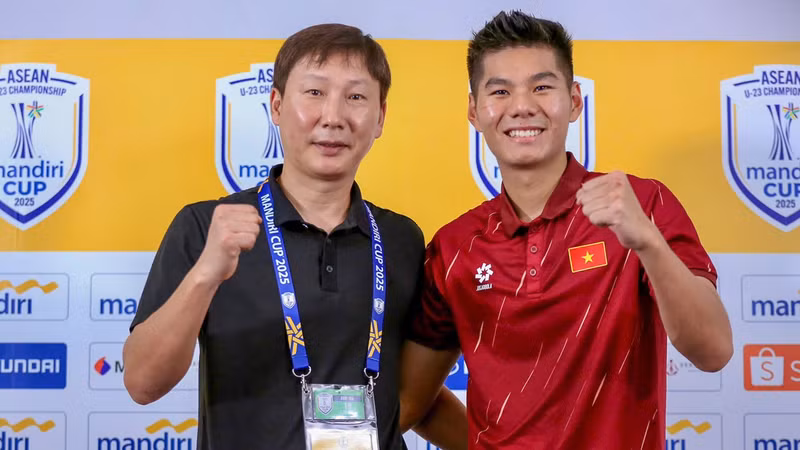 主教练金相植与后卫阮晓明在赛后新闻发布会上。（图片来源：越南足联）