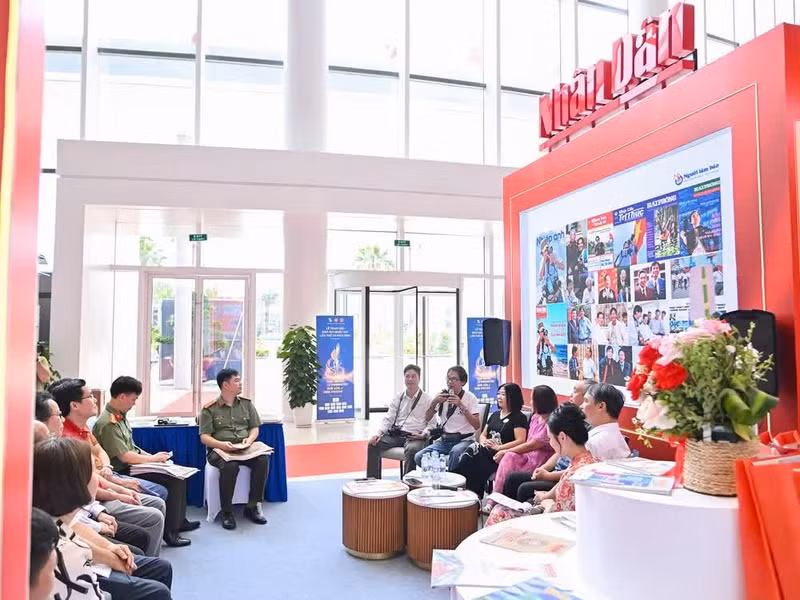 《人民报》社展区温馨的氛围，纪念越南革命新闻日101周年。