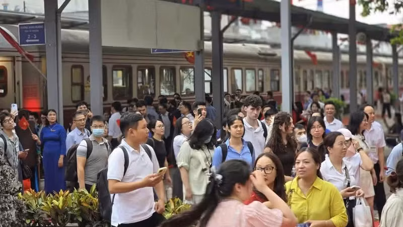目前，铁路运输因其诸多优势，正成为越来越多旅客的首选。