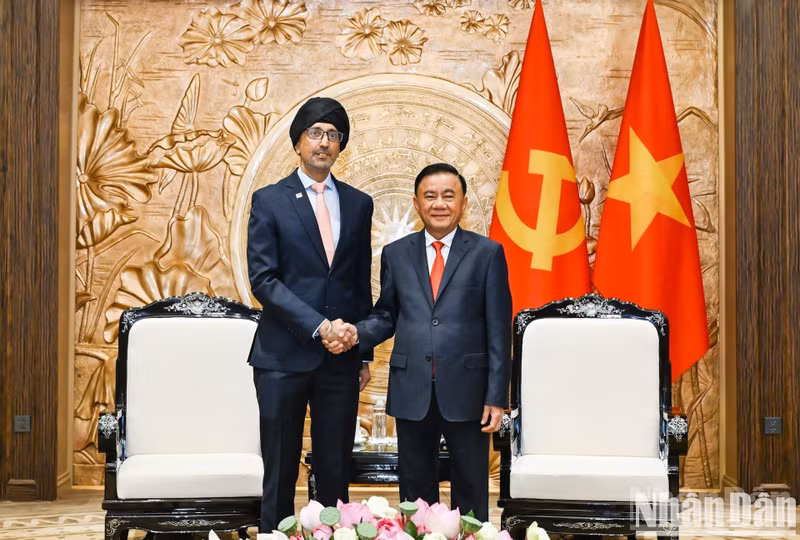 越共中央书记处常务书记陈锦秀会见新加坡驻越南大使拉杰帕尔·辛格。