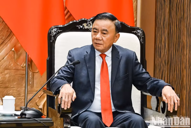 越共中央书记处常务书记陈锦秀发表讲话。