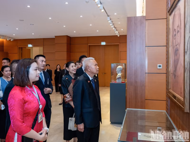 泰国国会主席、下议院议长梭蓬·乍兰参观越南国会博物馆。