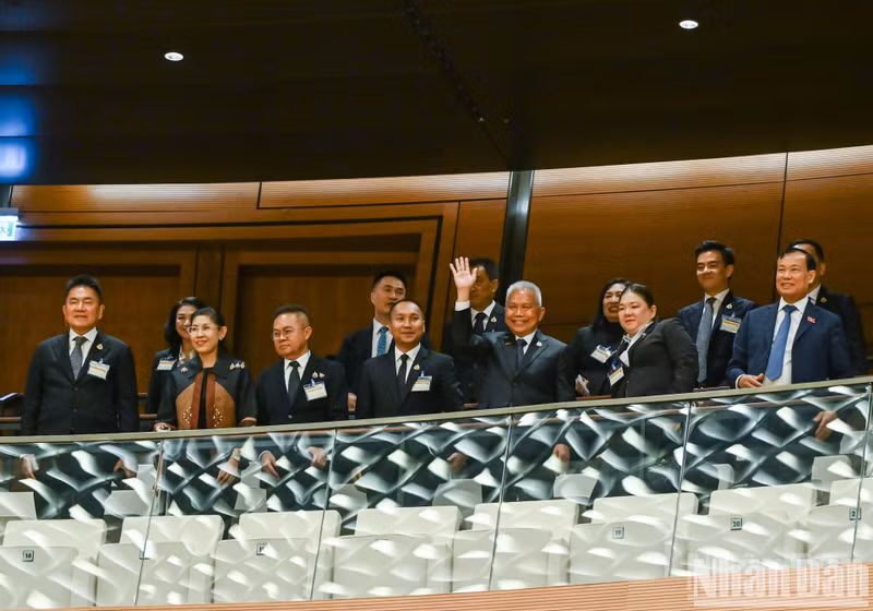 泰国国会主席、下议院议长梭蓬·乍兰同泰国高级代表旁听越南第十六届国会第一次非常规会议相关议程。