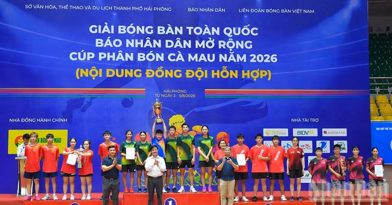 组委会颁发了奖杯和奖状。图片来源：世代 摄