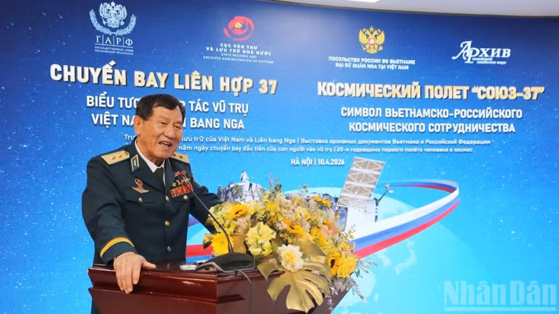 人民武装力量英雄、中将范遵在活动上发言。