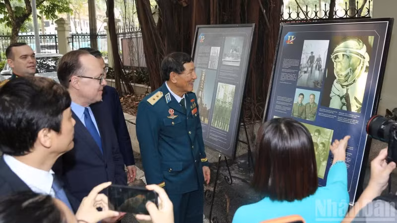 与会代表参观展览空间。