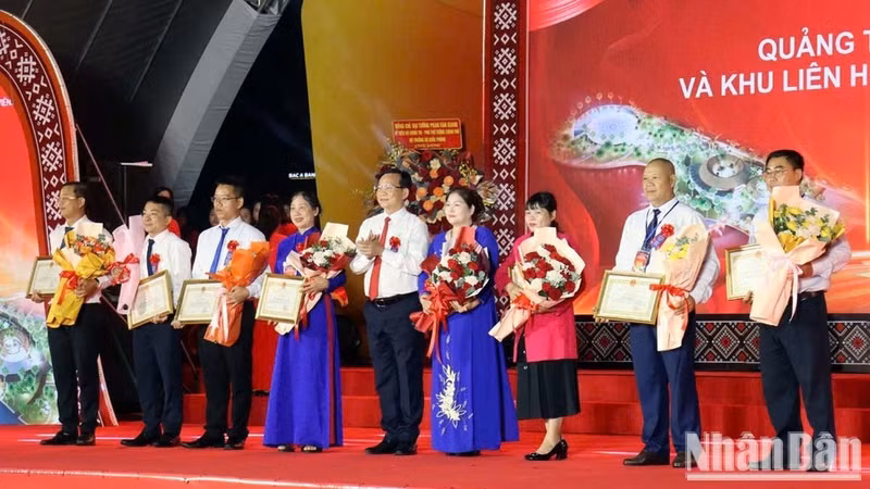 林同省人民委员会主席胡文梅向为嘉义中心广场及博物馆、图书馆、公园综合体建设作出积极贡献的集体、个人和家庭颁发表彰证书。