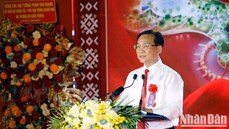 越共中央委员、林同省人民委员会主席胡文梅在嘉义中心广场及博物馆、图书馆、公园综合体落成典礼上致辞。