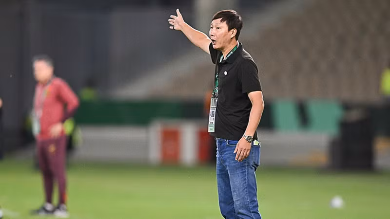 越南U23队主教练金相植在对阵中国U23队的半决赛中场边指挥。