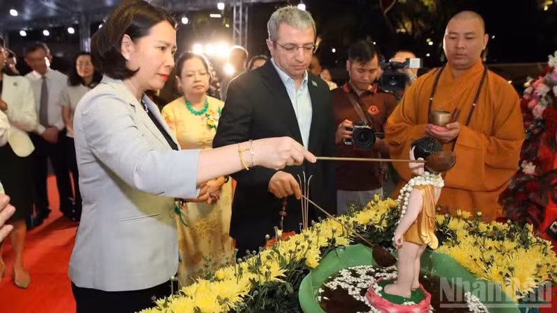 各国代表参加泼佛仪式——老挝传统新年“布皮迈”期间的重要仪式。