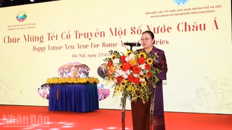 老挝驻越南大使坎帕·埃尔塔万发表讲话。