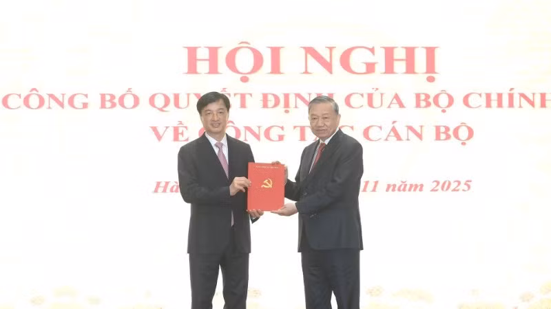 越共中央总书记苏林向阮维玉同志颁发任命决定。（图片来源：越通社）