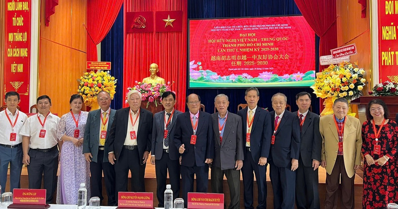 胡志明市越南与中国友好协会12月28日召开代表大会。与会代表合影留念。图片来源：西贡解放日报
