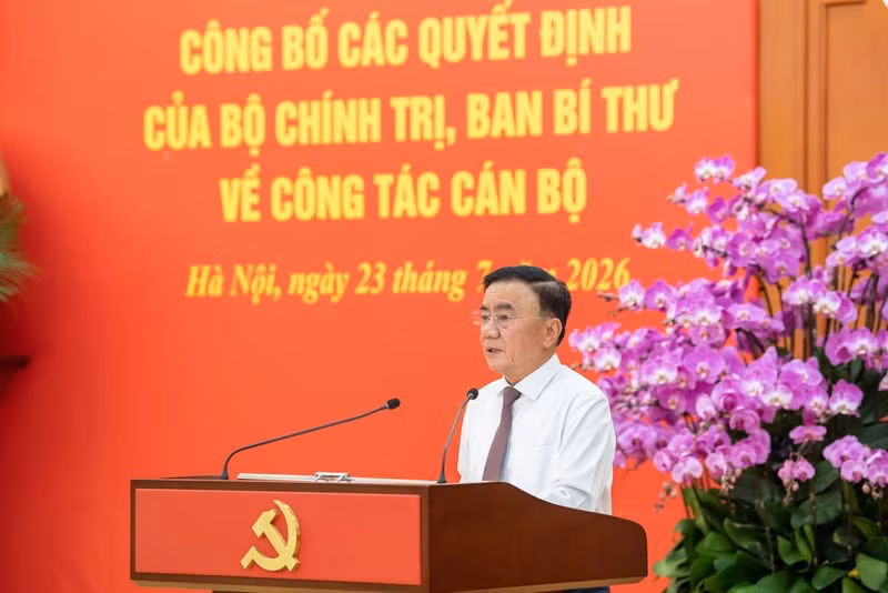陈锦秀同志代表中央政治局、中央书记处向五位新任命的同志表示祝贺。（图片来源：世代 摄）