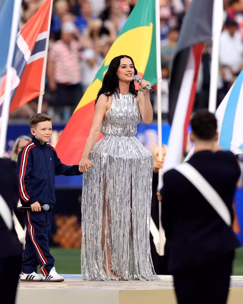 Katy Perry与挪威童星Tius Luka同台演唱。（图片来源：FIFA）