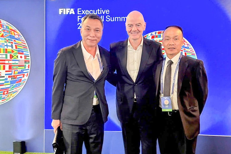 越南足联主席陈国俊（左一）在国际足联足球峰会上会见国际足联主席因凡蒂诺（中）。（图片来源：越南足联）