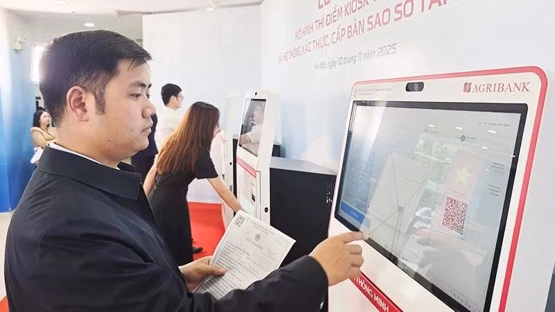 智能自助服务终端正在帮助市民更便捷地办理行政手续。图片来源：阮南