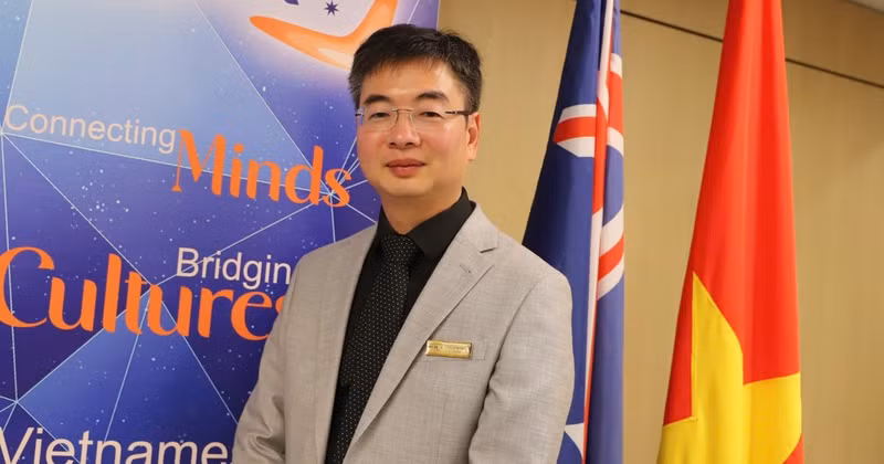 越南-澳大利亚知识分子与专家协会主席、教授、博士严德龙。