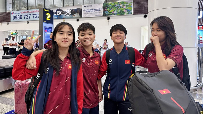 越南U17女足成员在内排机场。 (图源：VFF)