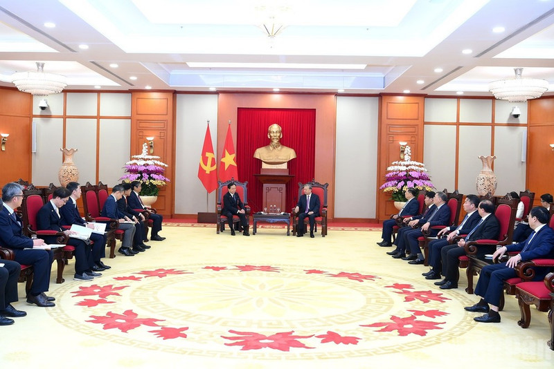 越共中央总书记苏林与日本神奈川县知事黑岩祐治。（本报记者 登科摄）