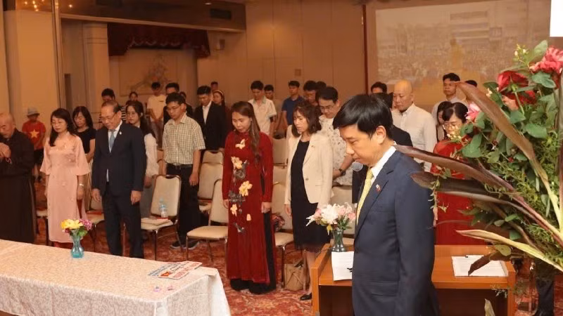 代表们默哀一分钟，向为祖国独立和自由献出生命的烈士表达深切的敬意。（图片来源：忠信 摄）