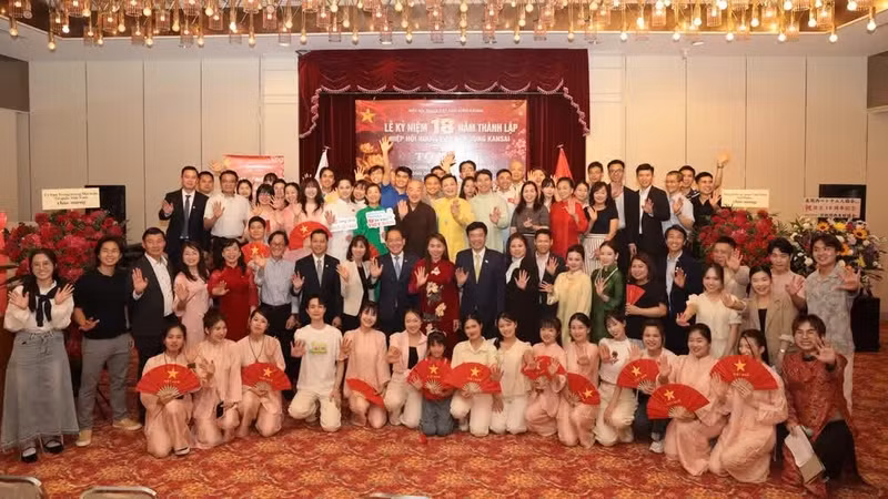 与会代表及关西地区众多越南侨胞在活动现场合影留念。（图片来源：忠信 摄）