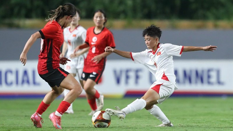 身着白色球衣的越南U20女足在比赛中大胜中国香港U20女足。图片来源：越南足联