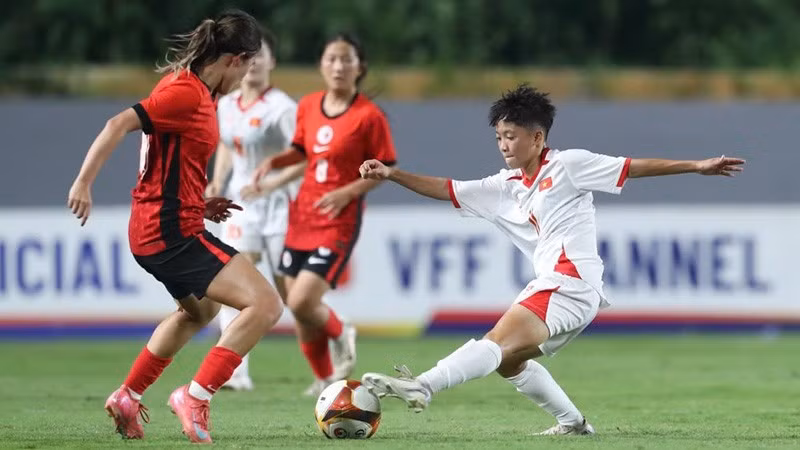 身着白色球衣的越南U20女足在比赛中大胜中国香港U20女足。图片来源：越南足联
