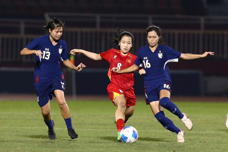 越南U19女足与泰国U19女足这两支目前本地区实力最强的队伍展开巅峰对决。图片来源：越南足联