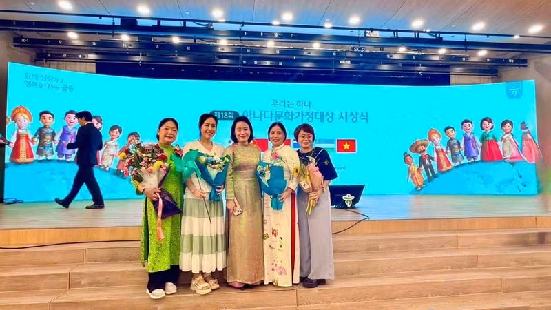 越南驻韩国大使馆公使衔参赞阮氏泰平（中）与在韩越南新娘合影留念。（图片由越南驻韩国大使馆提供）