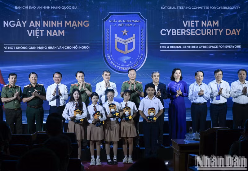 黎明兴总理以及各位代表出席仪式。