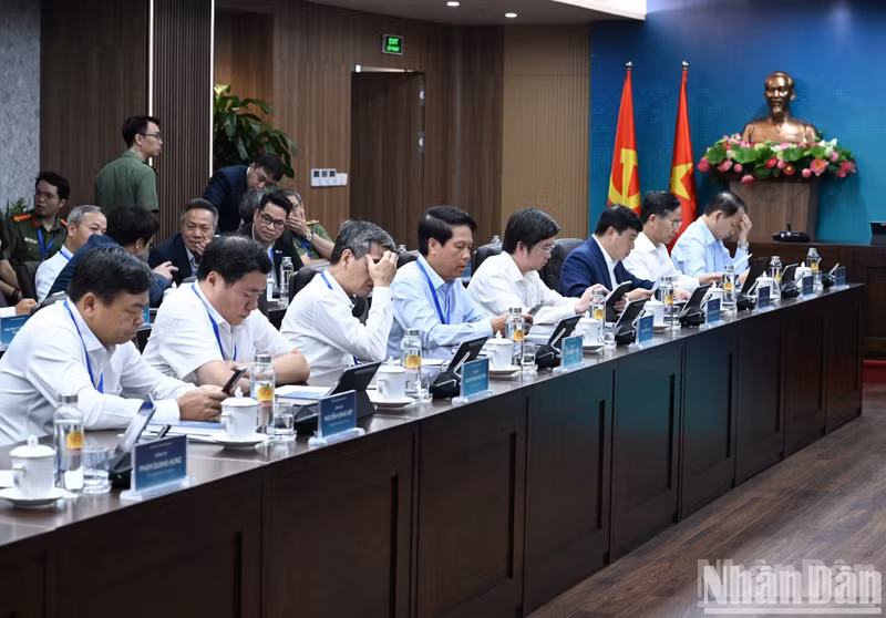 出席会议各位代表。