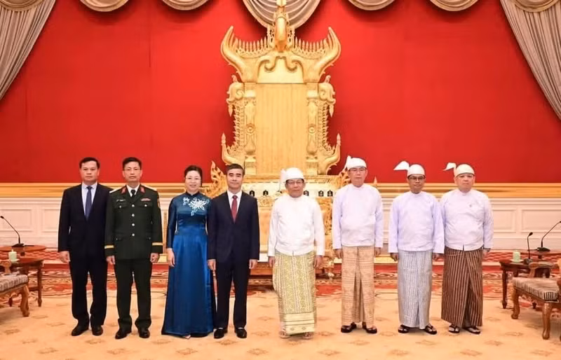 缅甸总统敏昂莱（右四）与阮英德大使及出席递交国书仪式的代表合影留念。（图片由越南驻缅甸大使馆提供）