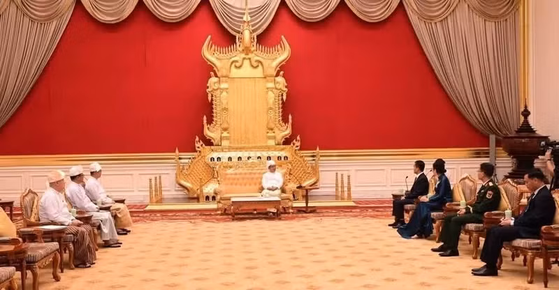 缅甸总统敏昂莱在递交国书仪式后会见阮英德大使。（图片由越南驻缅甸大使馆提供）