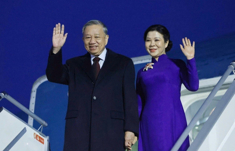 越共中央总书记苏林及夫人吴芳璃抵达赫尔辛基国际机场。图片来源：越通社