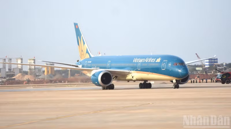 波音787客机停靠在隆城机场航站楼停机坪区域。