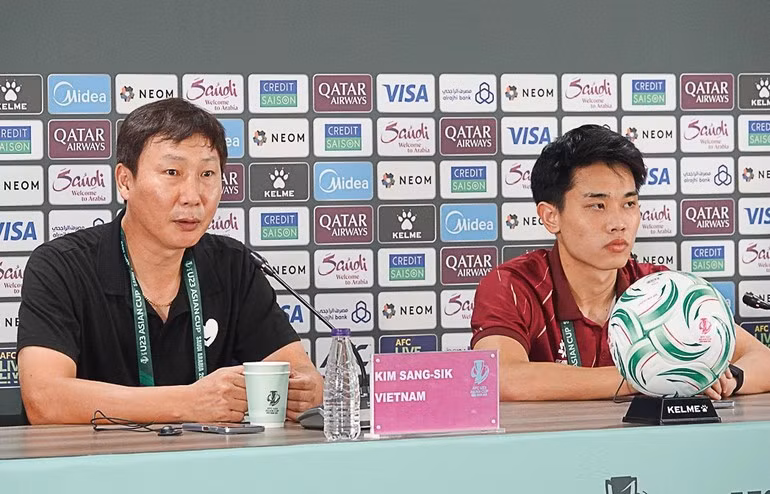 越南U23队主教练金相植在新闻发布会上发言。