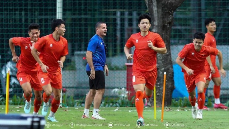越南U23球员在与柬埔寨U23队比赛前进行训练。（图片来源：越南足协）